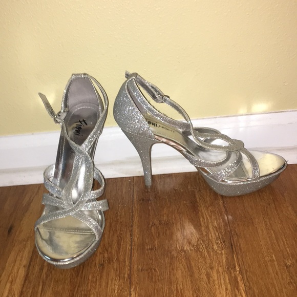 Silver Sparkly Fioni Night Heels Size 8 - Picture 1 of 2